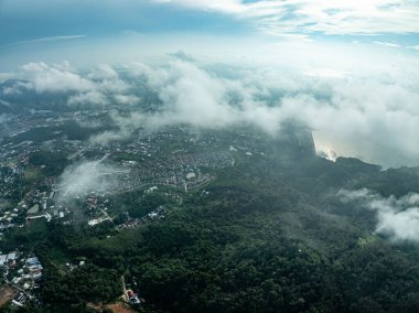 Hava manzaralı güzel doğa manzaralı yağmur ormanları gündoğumunda ya da günbatımında dağlar, doğal manzara tropik ormanlar ve Asya 'da sis, geniş açı drone görüntüsü.
