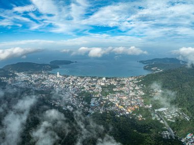 Hava manzaralı güzel doğa manzaralı yağmur ormanları gündoğumunda ya da günbatımında dağlar, doğal manzara tropik ormanlar ve Asya 'da sis, geniş açı drone görüntüsü.