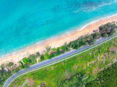 Üst manzara Güzel sahil doğa denizi, inanılmaz manzara dalgaları yaz arka planında kuma çarpıyor, geniş açı drone çekimi