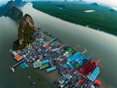 Phang Nga Tayland 'daki Panyee adasının havadan görünüşü, geniş açılı manzara yüzen köy, Koh Panyee balıkçı köyü, Tayland, Phang Nga' da