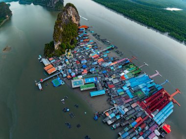 Phang Nga Tayland 'daki Panyee adasının havadan görünüşü, geniş açılı manzara yüzen köy, Koh Panyee balıkçı köyü, Tayland, Phang Nga' da