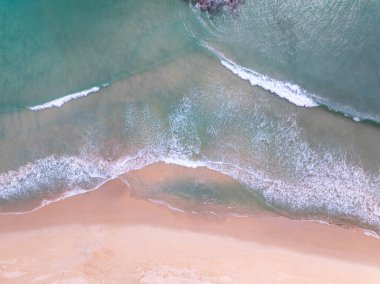 Üst manzara Güzel sahil doğa denizi, inanılmaz manzara dalgaları yaz arka planında kuma çarpıyor, geniş açı drone çekimi