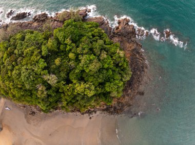 Kuş bakışı deniz kıyısı kayalıklara çarpan dalgalar, gün batımında güzel dalgalar deniz yüzeyi, inanılmaz deniz manzarası manzarası.