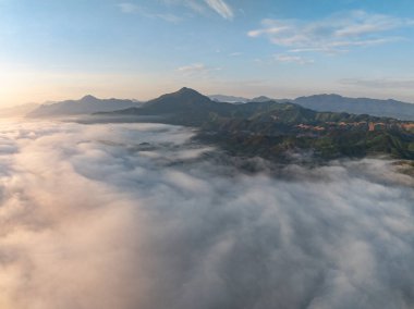 Güneşin doğuşundaki dağların üzerindeki manzara sisi, Güneydoğu Asya 'nın yüksek açılı manzarası, Phang Nga Tayland, geniş açılı doğa manzarası.