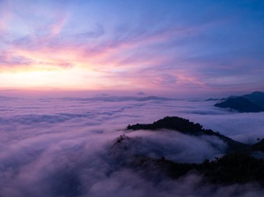 Hava manzaralı güzel doğa manzaralı yağmur ormanları gündoğumunda ya da günbatımında dağlar, doğal manzara tropik ormanlar ve Asya 'da sis, geniş açı drone görüntüsü.
