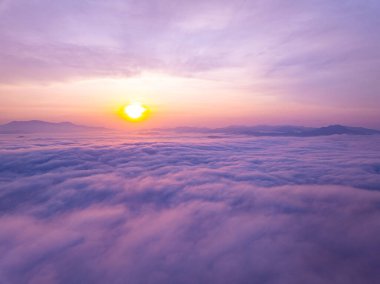 Hava manzaralı güzel doğa manzaralı yağmur ormanları gündoğumunda ya da günbatımında dağlar, doğal manzara tropik ormanlar ve Asya 'da sis, geniş açı drone görüntüsü.