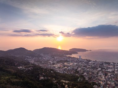 Patong körfezi Phuket şehri Tayland 'da güzel gün batımı manzarası.