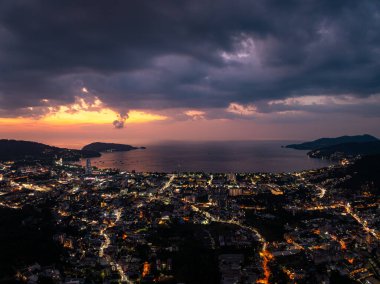 Patong körfezi Phuket şehri Tayland 'da güzel gün batımı manzarası.