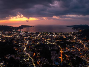 Patong körfezi Phuket şehri Tayland 'da güzel gün batımı manzarası.