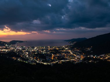 Patong körfezi Phuket şehri Tayland 'da güzel gün batımı manzarası.