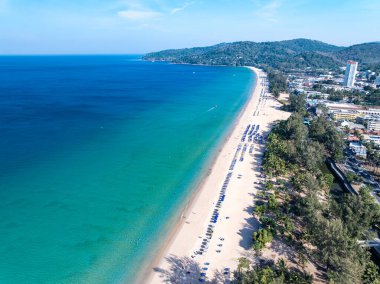 Üst manzara Güzel sahil doğa denizi, inanılmaz manzara dalgaları yaz arka planında kuma çarpıyor, geniş açı drone çekimi