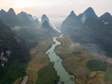 Phong Nam Vadisi 'nde güzel bir gün doğumu manzarası Cao Bang Vilayeti, Kuzey Vietnam, Seyahat ve Doğa Konsepti' nde inanılmaz bir manzara.