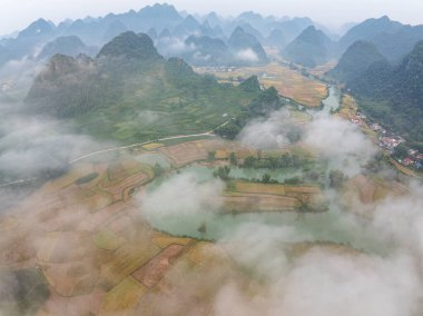 Phong Nam Vadisi 'nde güzel bir gün doğumu manzarası Cao Bang Vilayeti, Kuzey Vietnam, Seyahat ve Doğa Konsepti' nde inanılmaz bir manzara.