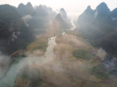 Phong Nam Vadisi 'nde güzel bir gün doğumu manzarası Cao Bang Vilayeti, Kuzey Vietnam, Seyahat ve Doğa Konsepti' nde inanılmaz bir manzara.