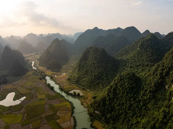 Phong Nam Vadisi 'nde güzel bir gün doğumu manzarası Cao Bang Vilayeti, Kuzey Vietnam, Seyahat ve Doğa Konsepti' nde inanılmaz bir manzara.