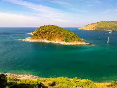 Püket Tayland 'daki güzel deniz kıyısı manzarası yaz mevsiminde kayalara çarpan muhteşem manzara dalgaları geniş açılı drone görüntüsü.
