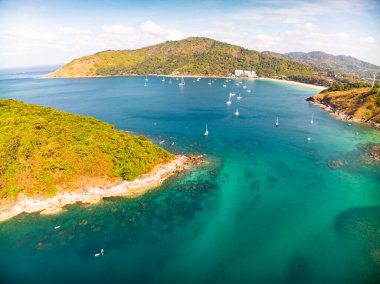 Püket Tayland 'daki güzel deniz kıyısı manzarası yaz mevsiminde kayalara çarpan muhteşem manzara dalgaları geniş açılı drone görüntüsü.