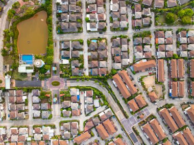 Yeni bir emlak şirketi. Sonbahar günbatımında ya da gün doğumunda konut ve garaj yollarının hava manzarası. Sıkıca sarılmış evler. phuket thailand 'daki özel evlerin üst görüntüsü