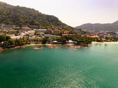 Püket Tayland 'daki güzel deniz kıyısı manzarası yaz mevsiminde kayalara çarpan muhteşem manzara dalgaları geniş açılı drone görüntüsü.