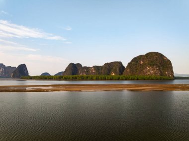 Deniz yüzeyinin havadan görünüşü su dokusu arka plan ve gökyüzü bulutları, hava aracı deniz manzarası
