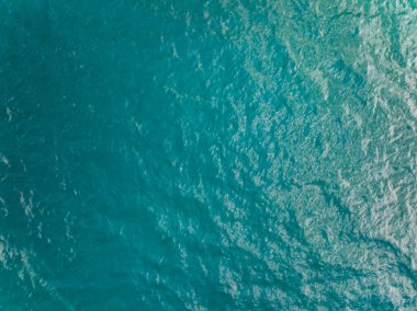 Deniz yüzeyi hava manzarası, dalgaların kuş bakışı fotoğrafı su yüzeyi dokusu, yaz denizi arka planı, güzel doğa inanılmaz deniz arka planı.