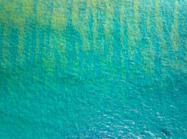 Deniz yüzeyi hava manzarası, dalgaların kuş bakışı fotoğrafı su yüzeyi dokusu, yaz denizi arka planı, güzel doğa inanılmaz deniz arka planı.