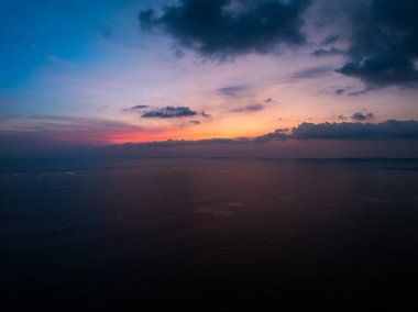 Güzel gün batımı ya da gün doğumu... Tayland 'da doğa manzarası... yaz mevsiminde dağların üzerinden inanılmaz manzara renkli bulutlar... geniş açı drone görüntüsü...