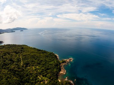 Deniz yüzeyi hava manzarası, dalgaların kuş bakışı fotoğrafı su yüzeyi dokusu, yaz denizi arka planı, güzel doğa inanılmaz deniz arka planı.