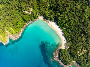 Püket Tayland 'daki güzel deniz kıyısı manzarası yaz mevsiminde kayalara çarpan muhteşem manzara dalgaları geniş açılı drone görüntüsü.