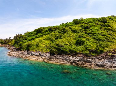 Püket Tayland 'daki güzel deniz kıyısı manzarası yaz mevsiminde kayalara çarpan muhteşem manzara dalgaları geniş açılı drone görüntüsü.
