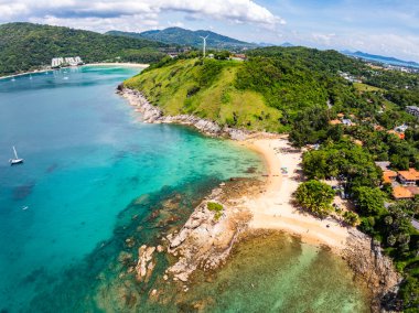 Püket Tayland 'daki güzel deniz kıyısı manzarası yaz mevsiminde kayalara çarpan muhteşem manzara dalgaları geniş açılı drone görüntüsü.