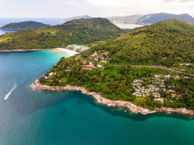 Püket Tayland 'daki güzel deniz kıyısı manzarası yaz mevsiminde kayalara çarpan muhteşem manzara dalgaları geniş açılı drone görüntüsü.