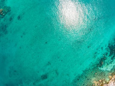 Deniz yüzeyi hava manzarası, dalgaların kuş bakışı fotoğrafı su yüzeyi dokusu, yaz denizi arka planı, güzel doğa inanılmaz deniz arka planı.