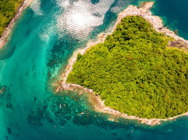 Püket Tayland 'daki güzel deniz kıyısı manzarası yaz mevsiminde kayalara çarpan muhteşem manzara dalgaları geniş açılı drone görüntüsü.
