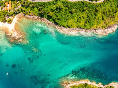 Püket Tayland 'daki güzel deniz kıyısı manzarası yaz mevsiminde kayalara çarpan muhteşem manzara dalgaları geniş açılı drone görüntüsü.