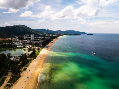 Püket Tayland 'daki güzel deniz kıyısı manzarası yaz mevsiminde kayalara çarpan muhteşem manzara dalgaları geniş açılı drone görüntüsü.