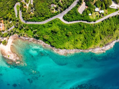 Püket Tayland 'daki güzel deniz kıyısı manzarası yaz mevsiminde kayalara çarpan muhteşem manzara dalgaları geniş açılı drone görüntüsü.