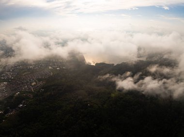 Dağ tropikal yağmur ormanlarının hava görüntüsü, bulutların üzerindeki kuş bakışı görüntü bulutların ve dağ zirvelerinin inanılmaz doğa arka planı.
