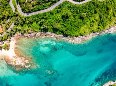 Püket Tayland 'daki güzel deniz kıyısı manzarası yaz mevsiminde kayalara çarpan muhteşem manzara dalgaları geniş açılı drone görüntüsü.