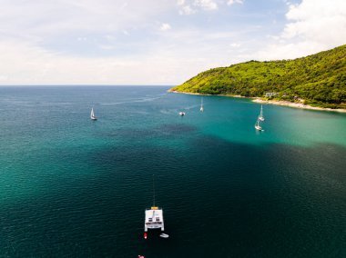 Deniz yüzeyi hava manzarası, dalgaların kuş bakışı fotoğrafı su yüzeyi dokusu, yaz denizi arka planı, güzel doğa inanılmaz deniz arka planı.
