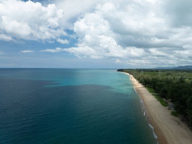 Güzel renkli kumsal sahili arka planı, inanılmaz sahil dalgaları arka planı, geniş açılı deniz manzarası.