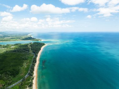 Güzel renkli kumsal sahili arka planı, inanılmaz sahil dalgaları arka planı, geniş açılı deniz manzarası.