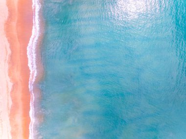 Güzel renkli kumsal sahili arka planı, inanılmaz sahil dalgaları arka planı, geniş açılı deniz manzarası.