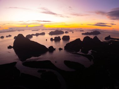 İnanılmaz gün batımı ya da deniz manzarası üzerinde gün doğumu gökyüzü, doğanın güzel renkli arka planı, insansız hava aracı kamerası doğa manzarası