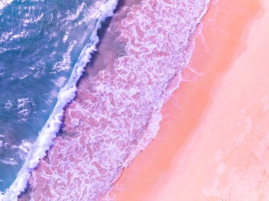 Güzel renkli kumsal sahili arka planı, inanılmaz sahil dalgaları arka planı, geniş açılı deniz manzarası.