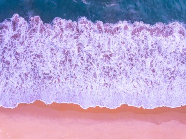 Güzel renkli kumsal sahili arka planı, inanılmaz sahil dalgaları arka planı, geniş açılı deniz manzarası.