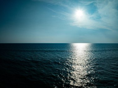 Güzel yaz manzarası deniz sahili arka planı, inanılmaz dalgalar dokusu arka plan, geniş açılı deniz arka planı.