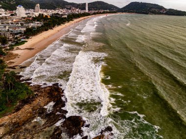Üst görünüm deniz dalgaları doğa arkaplanı, kayalara çarpan inanılmaz dalgalar deniz manzarası