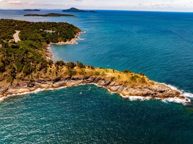 Üst görünüm deniz dalgaları doğa arkaplanı, kayalara çarpan inanılmaz dalgalar deniz manzarası