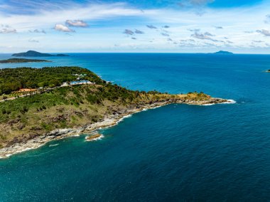 Hava manzarası güzel deniz yüzeyi arka planı, inanılmaz dalgalar okyanusu bulutlarla kaplıyor.
